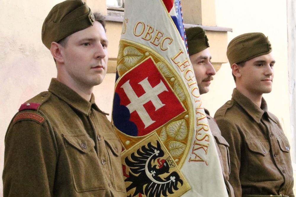 Čestnou stráž drželi členové Československé obce legionářské v dobových stejnokrojích