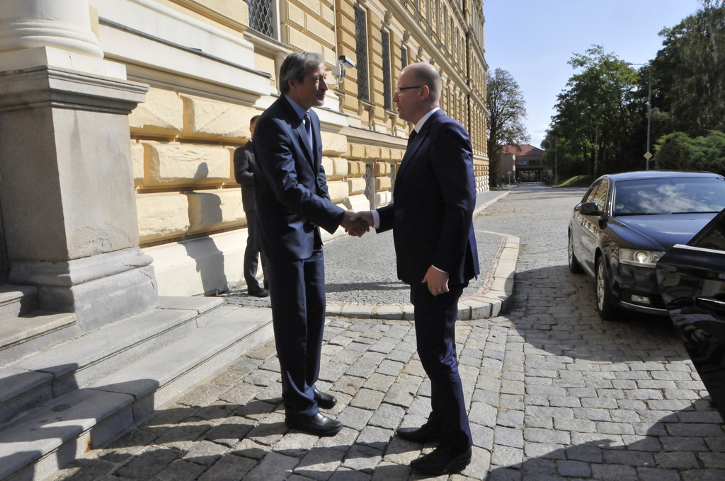 Ministr Martin Stropnický vítá premiéra Bohuslava Sobotku v areálu Ministerstva obrany ČR