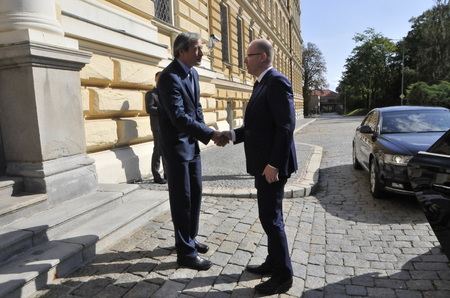 Ministr Martin Stropnický vítá premiéra Bohuslava Sobotku v areálu Ministerstva obrany ČR