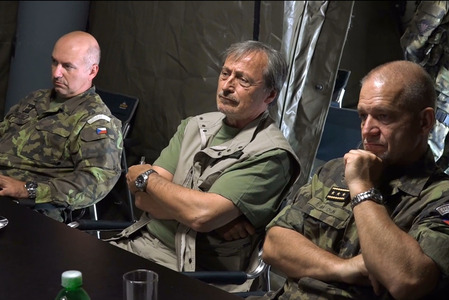 Vojáky při cvičení na Doupově navštívil ministr Martin Stropnický