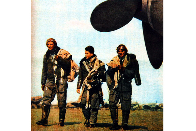 Osádka pístového letounu, rok 1953. Po měnové reformě brali v průměru 1 700 Kč měsíčně.