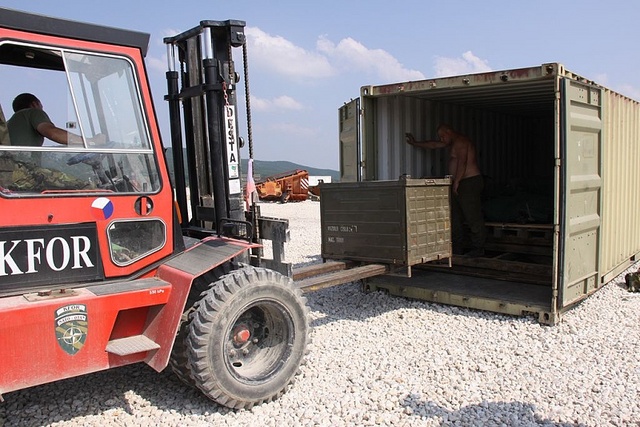 Nakládání shromážděného materiálu do kontejnerů
