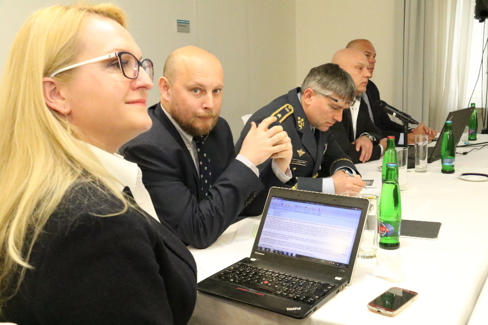 Druhý zleva Martin Riegl ze sekce obranné politiky a strategie MO
