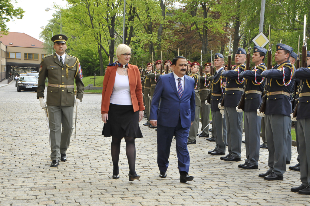 Návštěvu iráckého ministra obrany doprovázely vojenské pocty