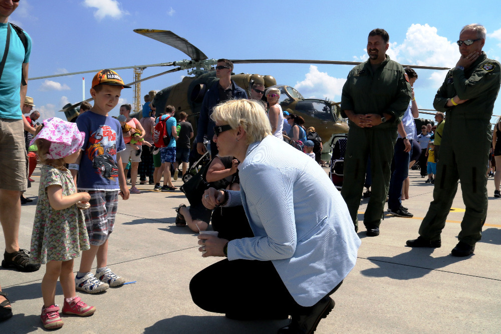 Ministryně obrany vítá nejmenší návštěvníky