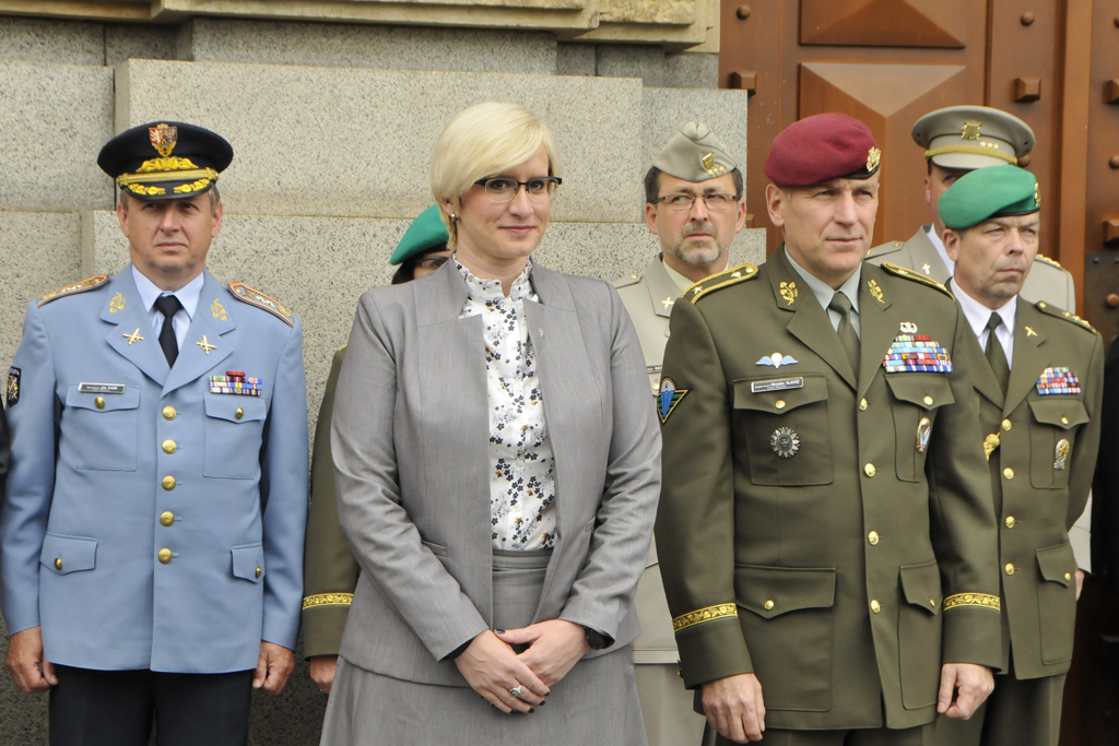 Ministryně obrany Karla Šlechtová a zástupce náčelníka Generálního štábu - náčelník štábu brigádní generál Miroslav Hlaváč na začátku oslavy 20. výročí vzniku Duchovní služby AČR