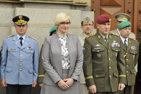 Ministryně obrany Karla Šlechtová a zástupce náčelníka Generálního štábu - náčelník štábu brigádní generál Miroslav Hlaváč na začátku oslavy 20. výročí vzniku Duchovní služby AČR