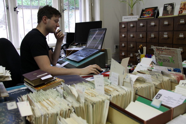 Výpůjční protokol. Kombinace moderní počítačové techniky i kartičkové tradice