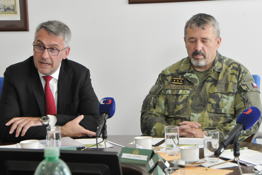Ministr obrany Lubomír Metnar na tiskové konferenci například řekl, že akce připravované armádou na poslední říjnový víkend budou vyvrcholením celoročních oslav