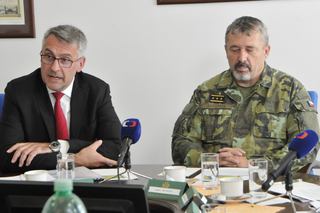 Ministr obrany Lubomír Metnar na tiskové konferenci například řekl, že akce připravované armádou na poslední říjnový víkend budou vyvrcholením celoročních oslav