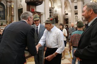  Ministr obrany se zdraví s téměř stoletým Alpinikem z Arca