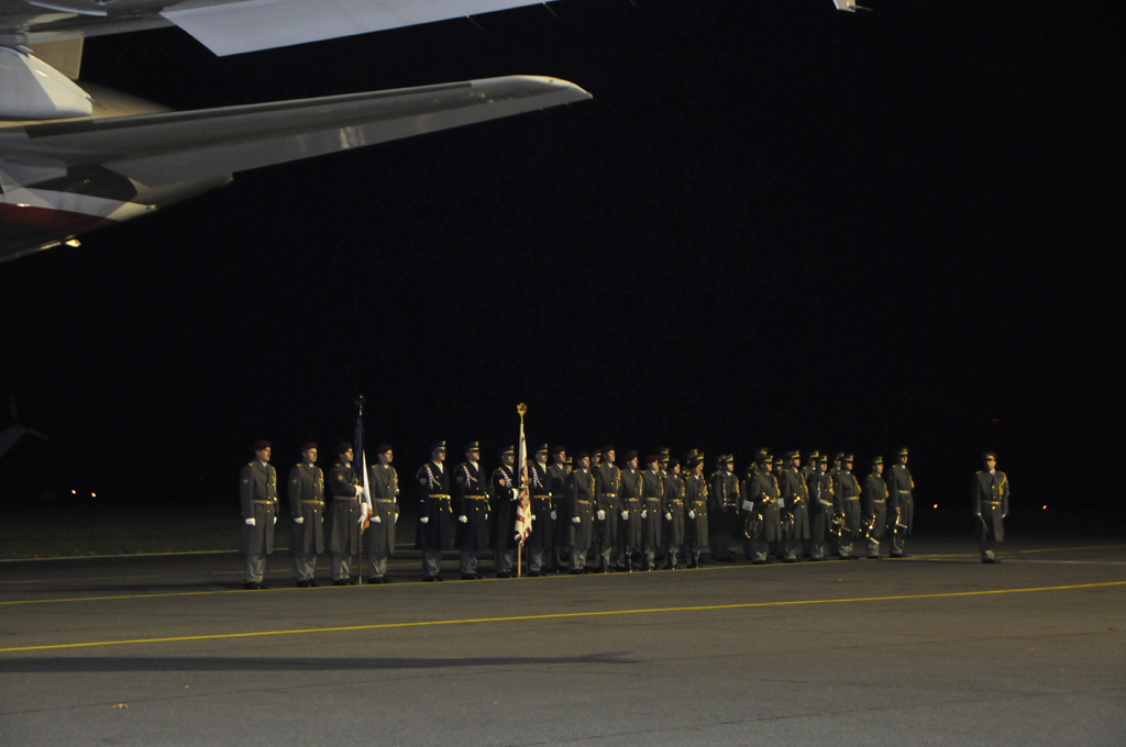 Čestná stráž AČR a Ústřední vojenská hudba nastoupená za armádním speciálem