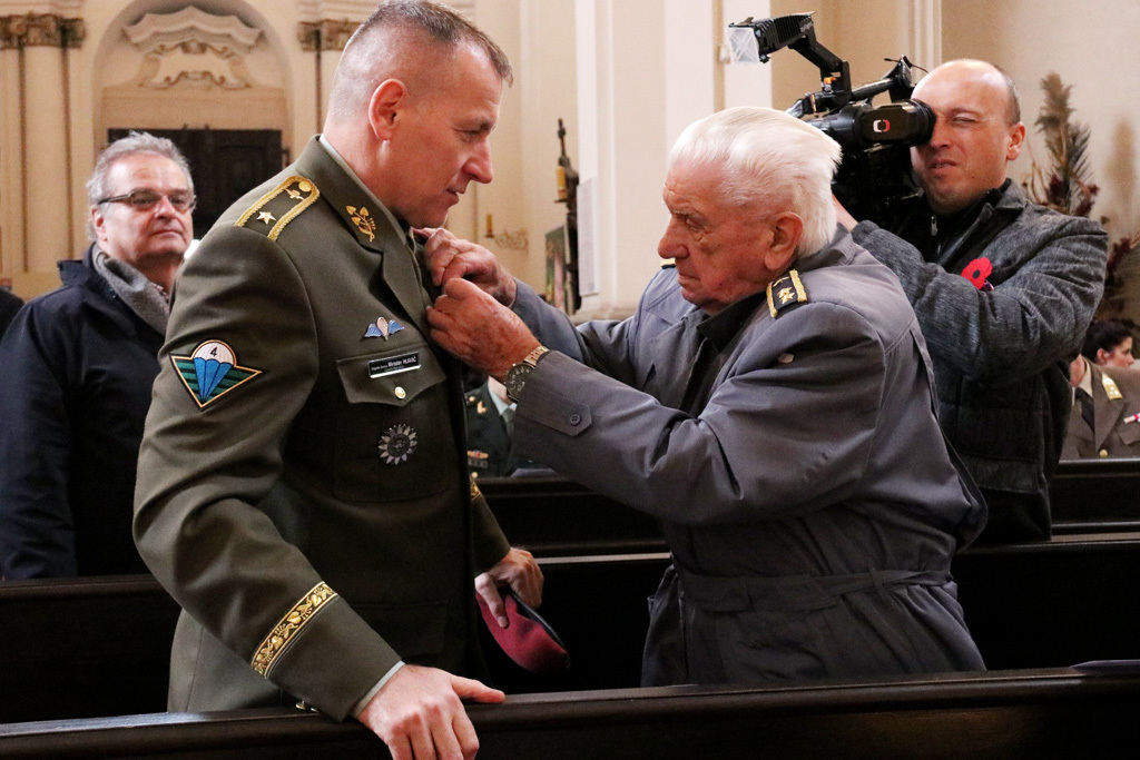 Brigádní generál Miroslav Hlaváč, zástupce náčelníka Generálního štábu, dostává odznak od generálmajora v.v. Emila Bočka