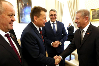 Polský ministr obrany Mariusz Blaszczak se zdraví s maďarským protějškem Tiborem Benkö