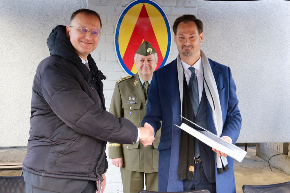 Náměstek ministra obrany pro řízení Sekce vyzbrojování a akvizic Daniel Koštoval, ředitel Sekce podpory Ministerstva obrany generálmajor Jaromír Zůna a zástupce společnosti SAAB Dynamics AB Kristian Wallin