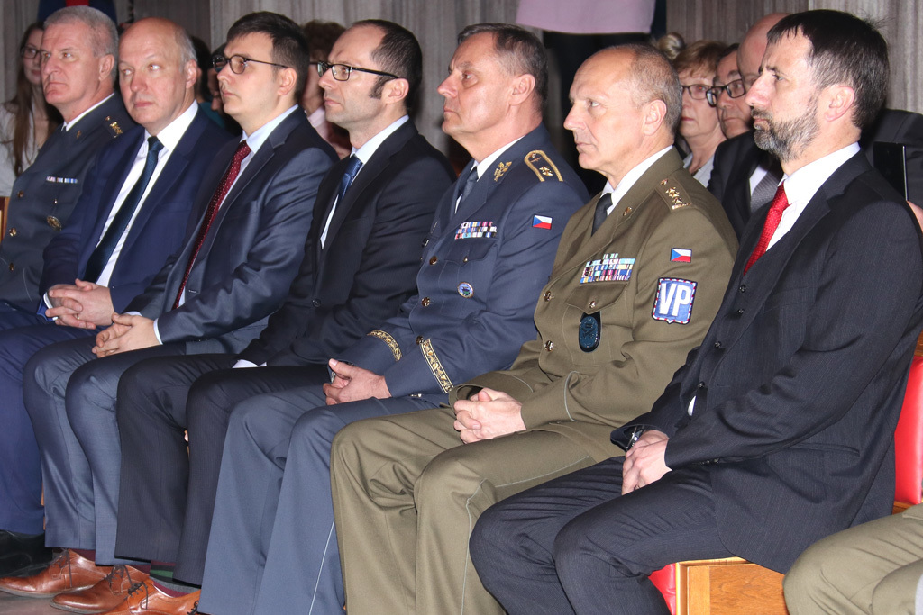 Velvyslanec ČR v Kábulu Petr Štěpánek, náčelník Vojenské policie plukovník gšt. Miroslav Murček, zástupce náčelníka Generálního štábu AČR generálmajor Jiří Verner, náměstek ministra obrany Pavel Beran, místopředseda výboru pro obranu Poslanecké sněmovny ČR Jan Lipavský (zprava)