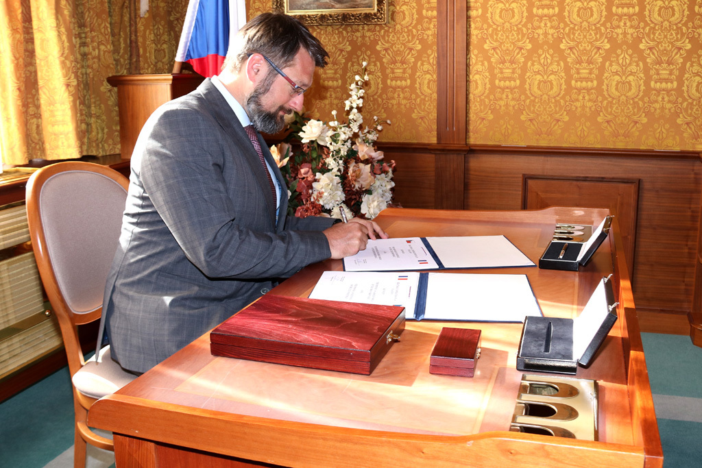 Stejný dokument poté podepsal i náměstek pro řízení sekce obranné politiky a strategie Ministerstva obrany Jakub Landovský