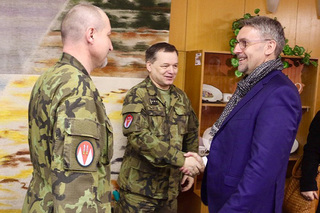 Ministr obrany Lubomír Metnar se zdraví s vojáky