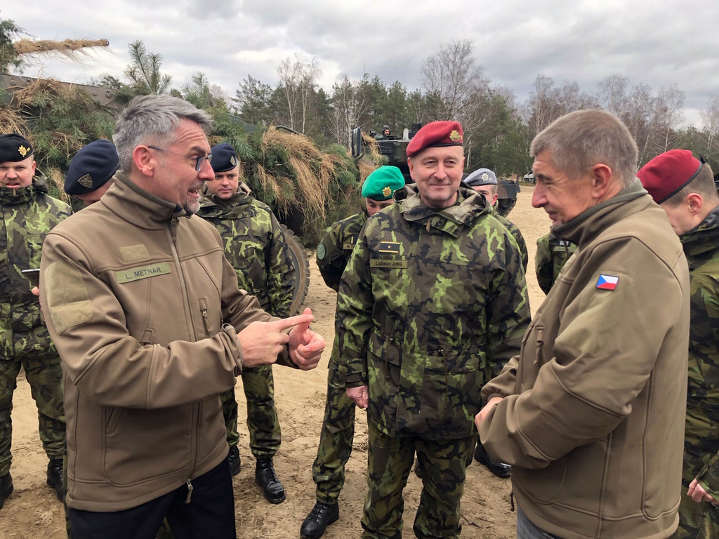 Ministr obrany Lubomír Metnar a premiér Andrej Babiš při krátkém setkání s přítomnými českými vojáky