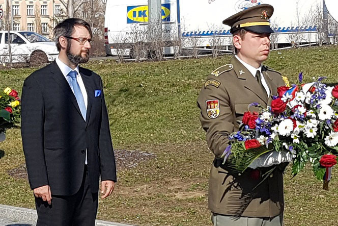 Věnec k památníku položil náměstek ministra obrany Jakub Landovský.