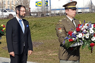 Věnec k památníku položil náměstek ministra obrany Jakub Landovský.