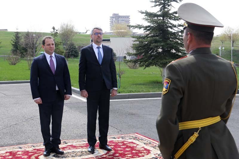 Slavnostní přehlídka před ministerstvem obrany v Jerevanu 