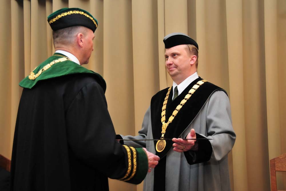 Rektor-velitel Univerzity obrany předává novému děkanovi fakultní insignii