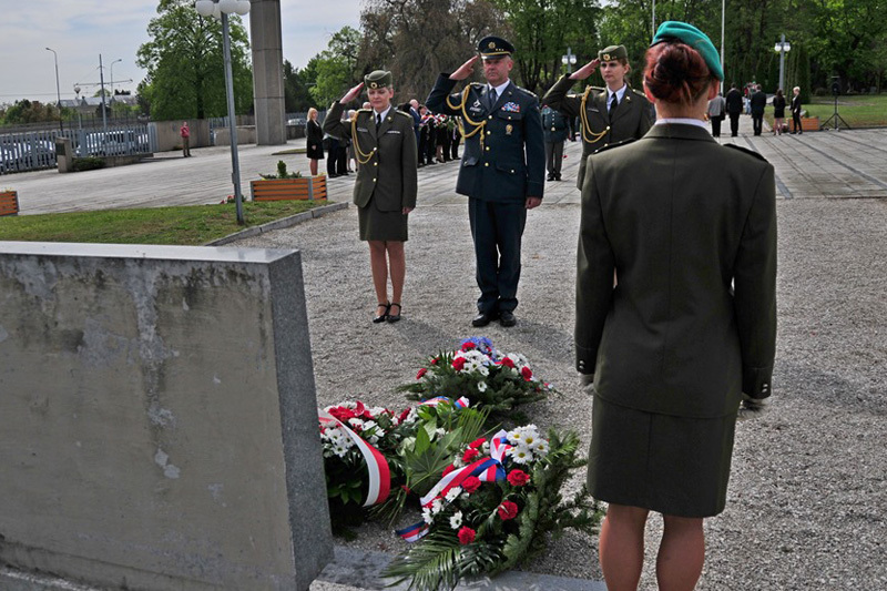 Představitelé UO vzdávají poctu