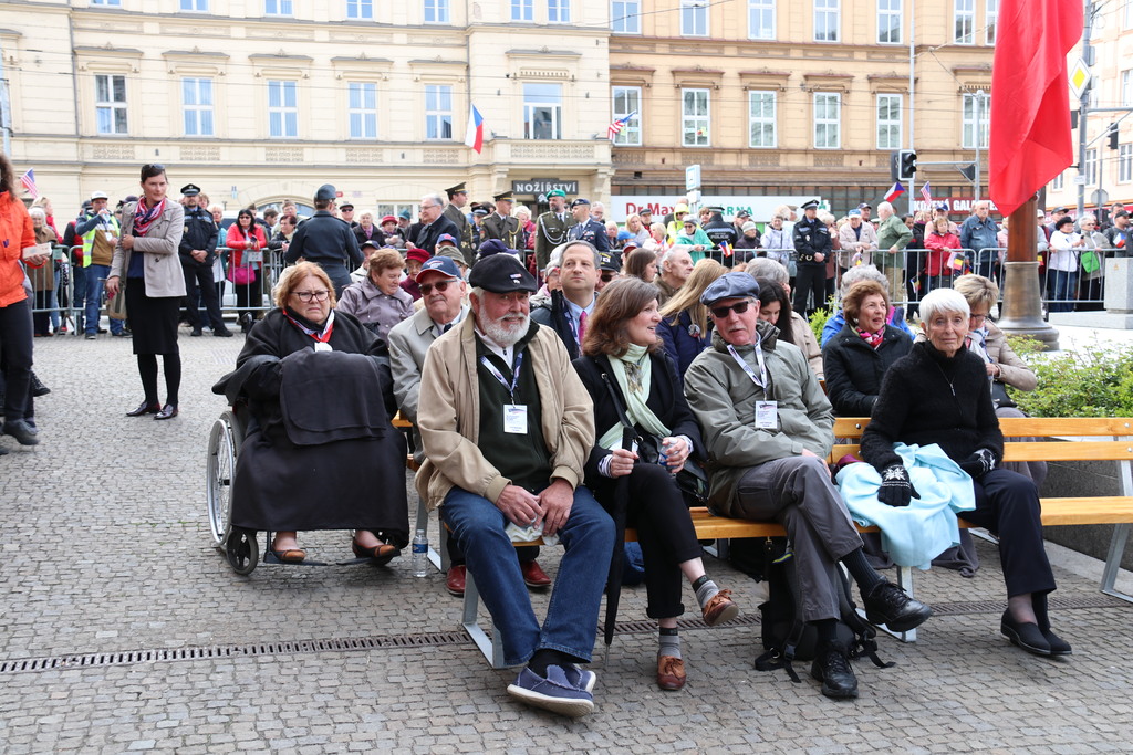  Veřejnost a rodiny veteránů, které se zúčastnily vzpomínkového aktu k 74. výročí osvobození Plzně