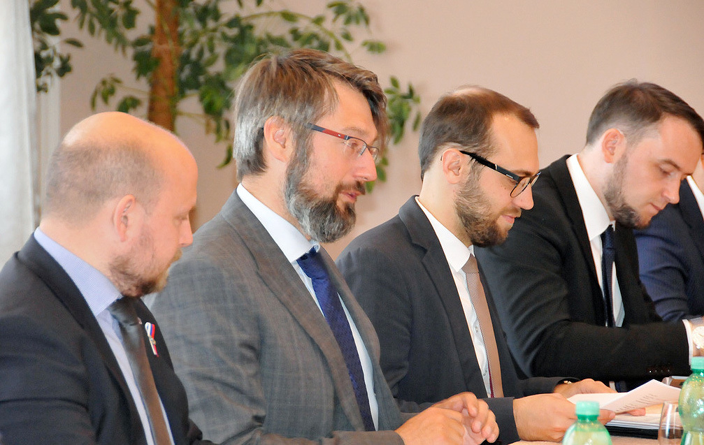 Českou delegaci vedl při jednání náměstek pro řízení sekce obranné politiky a strategie MO Jakub Landovský