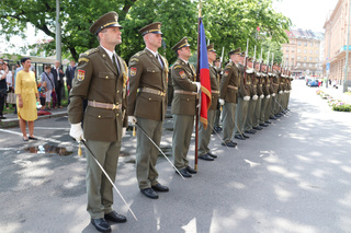 Nastoupená Čestná stráž ČR před Generálním štábem AČR na Vítězném náměstí v Praze