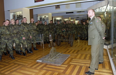 Noví vojáci se vydali do VHÚ poznávat historii české armády