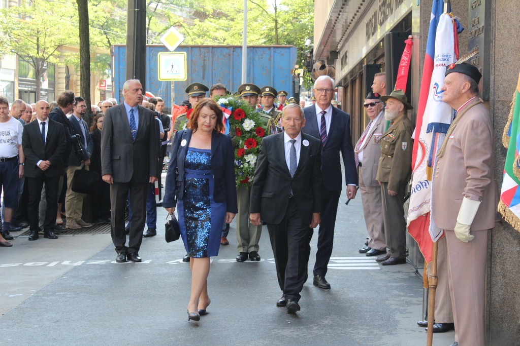 Věnec za Senát Parlamentu ČR položil jeho předseda Jaroslav Kubera