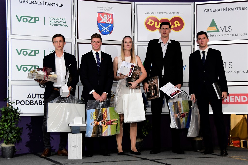 Nejlepší hráči Dukly - Daniel Tetour, Matyáš Hopp, Kateřina Kohoutová, Jakub Veselý a Vojtěch Patzel