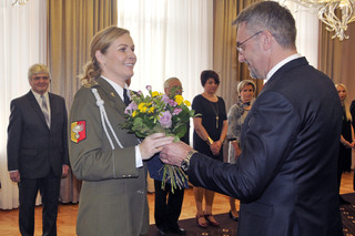 Ministr obrany Lubomír Metnar předává Záslužný kříž nadrotmistryni Radce Dlouhé