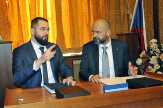 Náměstek Filip Říha (vlevo) a generální ředitel dodavatelské společnosti ERA a.s. Viktor Sotona krátce diskutují při podpisu smlouvy v budově ministerstva obrany