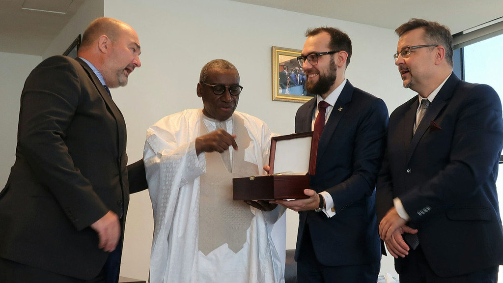 S ministrem ozbrojených sil Senegalské republiky Sidikim Kabou a náčelníkem generálního štábu tamní armády generálem Biramem Diopem v pátek 17. ledna jednal náměstek pro řízení sekce průmyslové spolupráce MO Tomáš Kopečný. 
