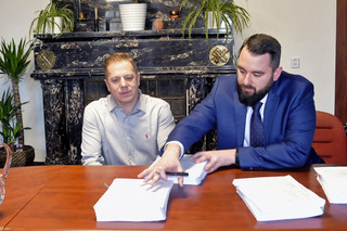 Náměstek pro řízení sekce vyzbrojování a akvizic ministerstva obrany Filip Říha (vpravo) a Richard Scharf z dodavatelské společnosti Goldeck Textil GmbH při podpisu smlouvy o dodávce maskáčového oblečení pro českou armádu.