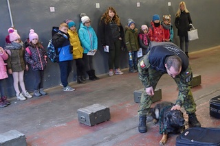 Děti sledují, co umí policejní pes