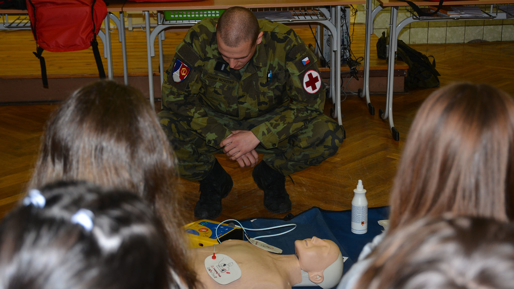 Ukázka použití defibrilátoru, který může zachránit život člověku s náhlými srdečními problémy.