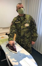 Příkladem jde i vrchní praporčík Posádkového velitelství Praha praporčík Pavel Duben, jinak skvělý střelec, který v těchto dnech vyměnil zbraň za žehličku a přispívá svou pílí k výrobě tolik potřebných roušek.