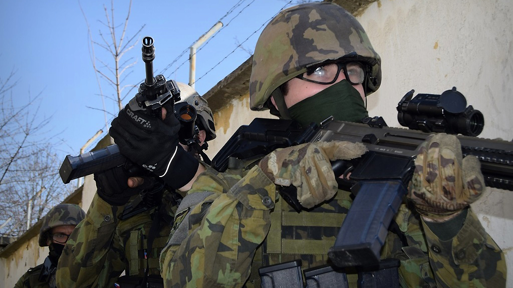 Armáda musí zůstat akceschopná, hraničtí proto cvičí v kasárnách