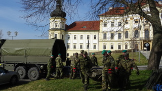 Výstavba nafukovacích stanů u Vojenské nemocnice v Olomouci 153. ženijním praporem