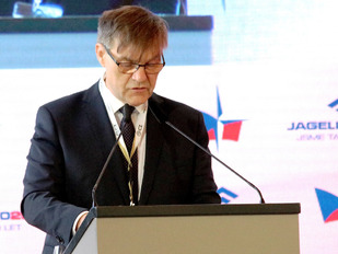 Za prezidenta Miloše Zemana přečetl jeho zdravici ředitel zahraničního odboru KPR Rudolf Jindrák