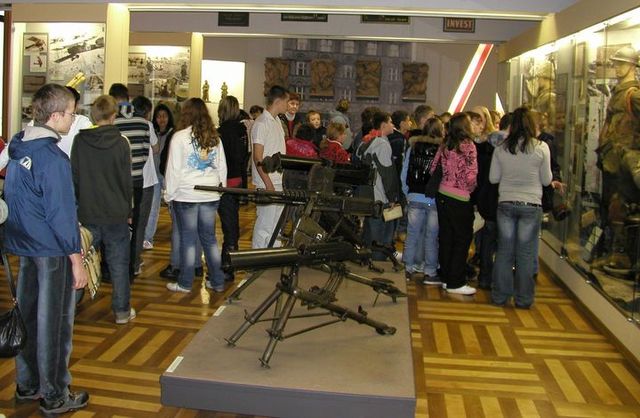 Jedna z nedávných školních návštěv v Armádním muzeu Žižkov