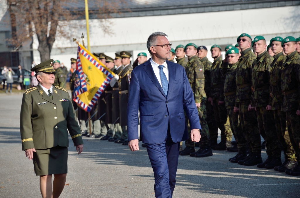  Ministr obrany Lubomír Metnar při přehlídce nastoupených vojáků