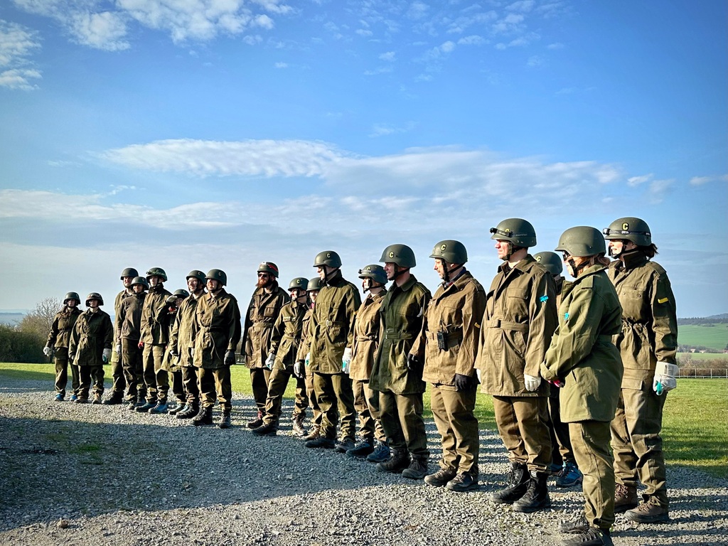 Všechno, čím si frekventanti v kurzu projdou, pochází ze zkušeností vojáků, které krom jiného získávají během zahraničních misí Armády České republiky