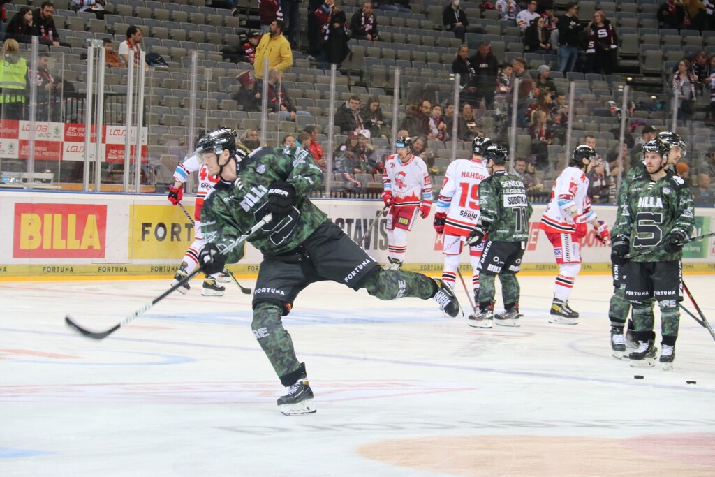 Hokejisté v maskáčových dresech vzdali hold hrdinům v uniformách