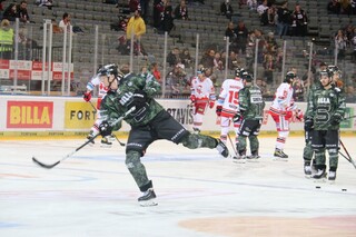 Hokejisté v maskáčových dresech vzdali hold hrdinům v uniformách