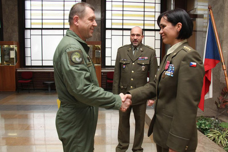 Předávání odznaku Ladě Kovářové v Armádním muzeu Žižkov. Odznak předával ředitel VHÚ Praha plukovník Aleš Knížek; gratulace od generála Jaroslava Kankii.